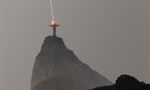 Sam_activites_court_photo_238_Coup_de_Foudre_sur_le_Christ_du_Corcovado