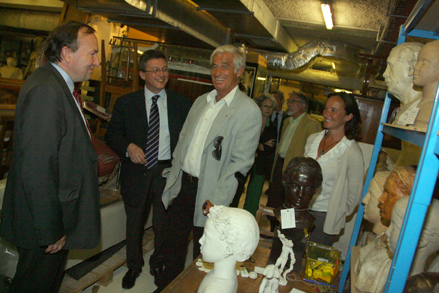 Avec Jean-Paul Belmondo dans les réserves du Musée des Années 30.
